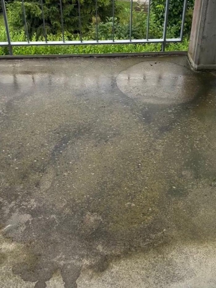 Verschmutzter Balkonboden vor der Reinigung