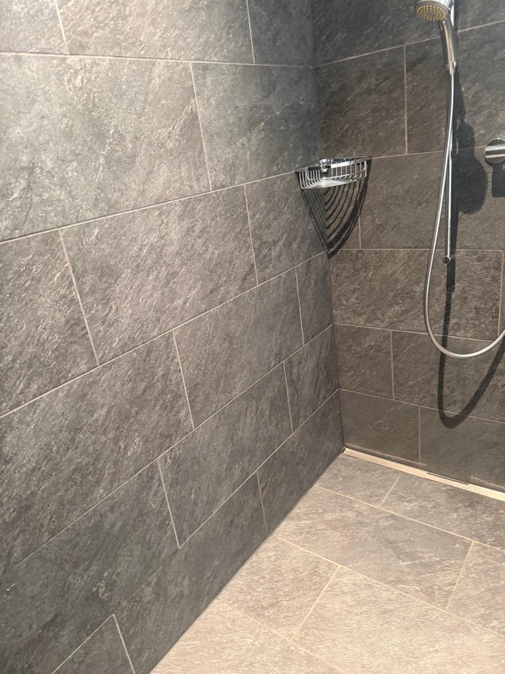 Gereinigte Dusche mit Plattenwänden